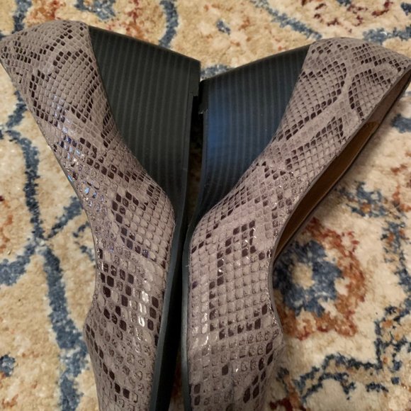 G.H  BASS Snakskin Gray Wedge Heels - Picture 2 of 6